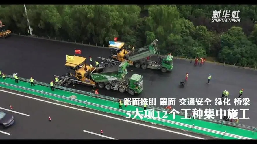 北斗卫星导航系统指挥无人机械精准碾压:高速公路智慧养护场面震撼