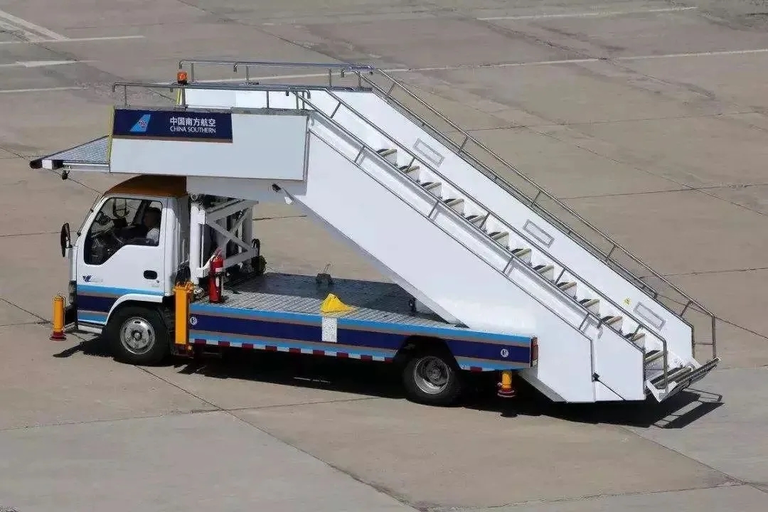 机场飞行区场面复杂,登机车等各类特种车辆需要精细化管理指引电力